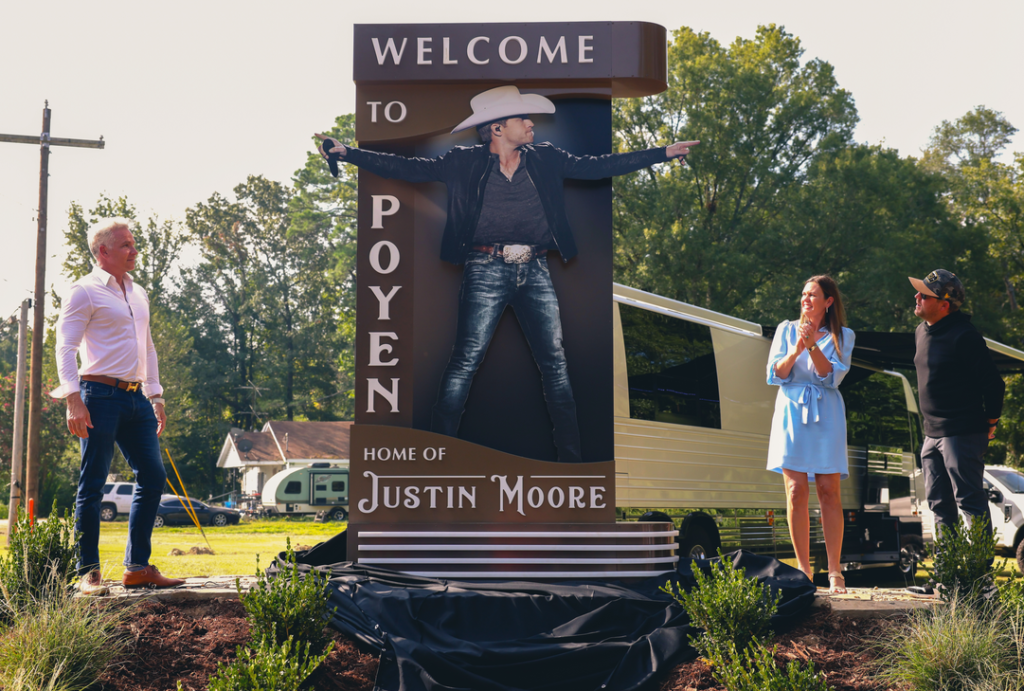Arkansas Says Welcome to Justin Moore Fans With 10 Foot Sign